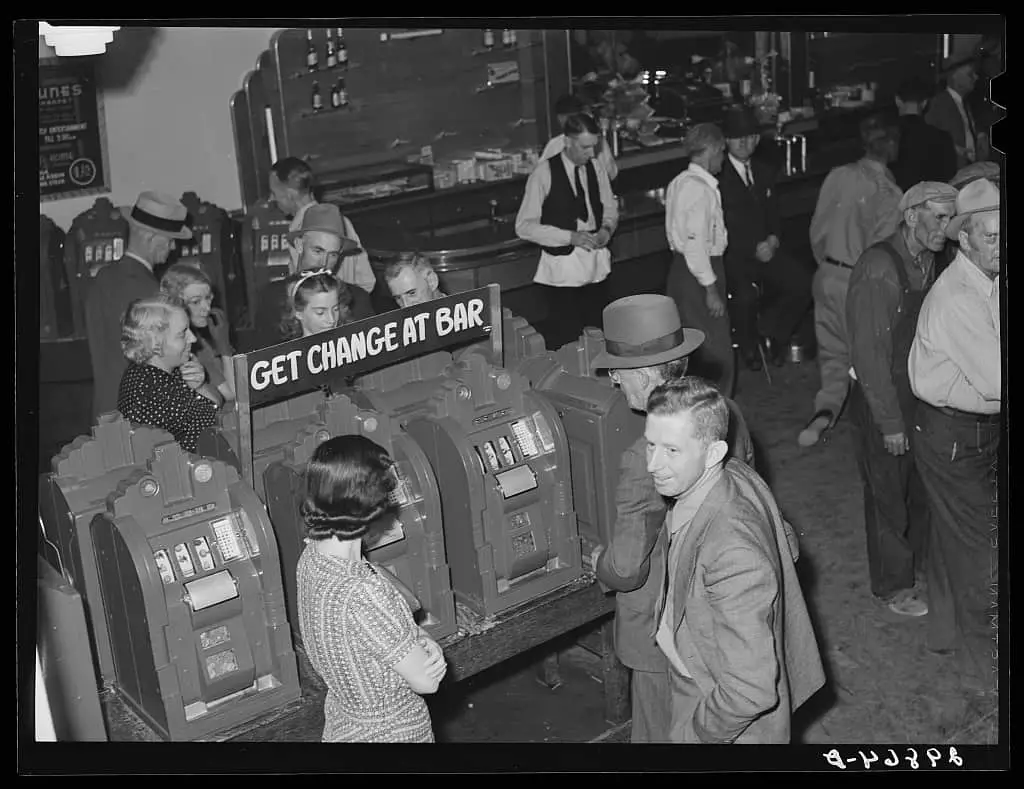 slot machine players las vegas circa 1940