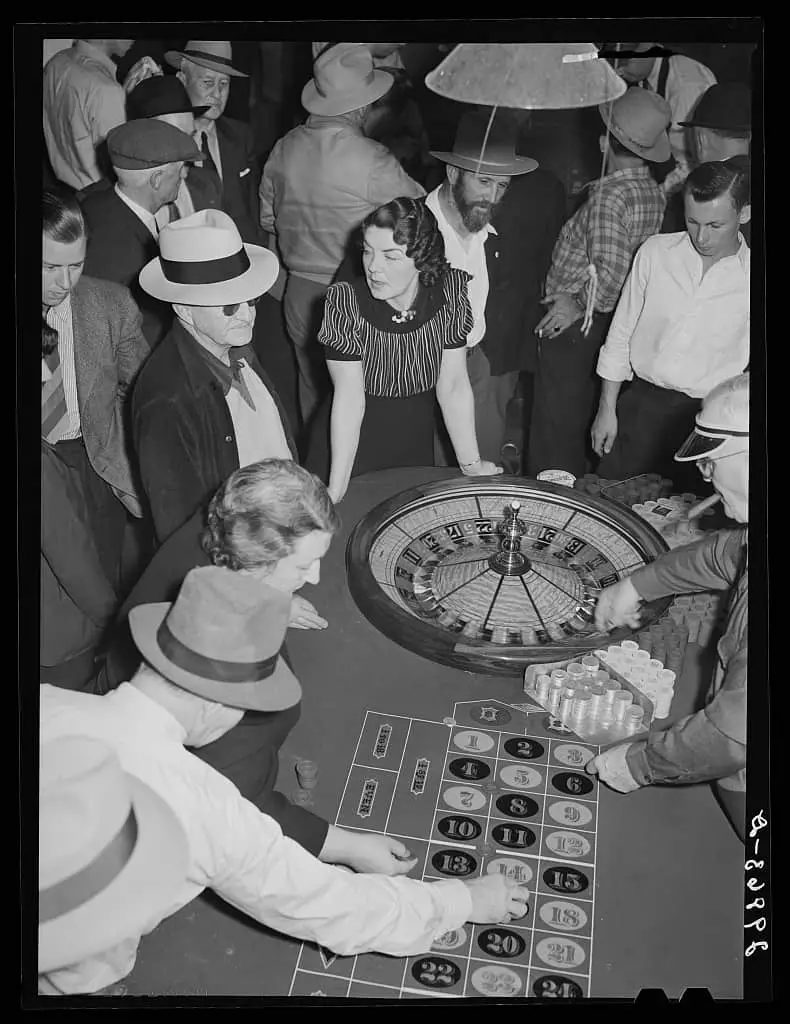 roulette players las vegas circa 1940