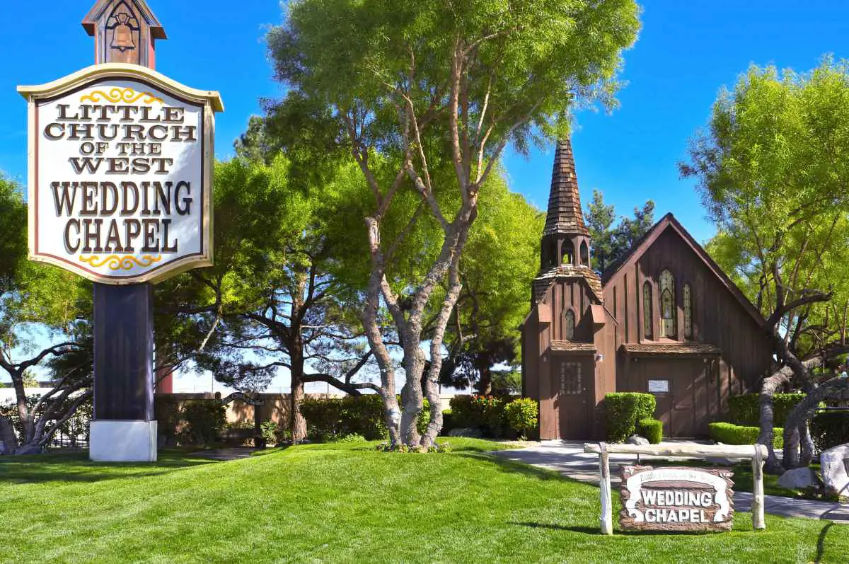 Decide Where to Get Married in Las Vegas: Little Church of The West Wedding Chapel