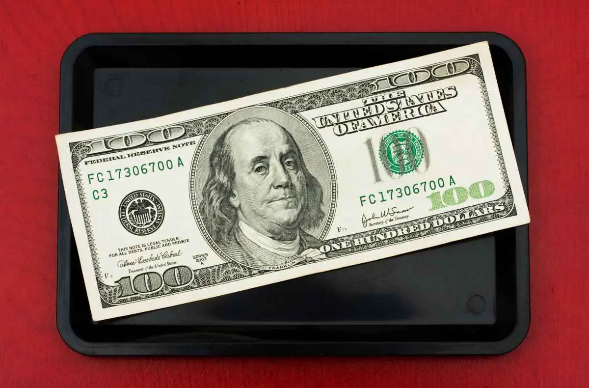 Tipping Etiquette in Las Vegas (Ultimate Vegas Tip Guide) 3 Offering a gratuity is appreciated for many of the services provided in Las Vegas.