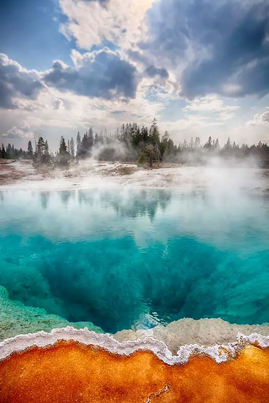 Yellowstone geyser © Bryan Mullennix