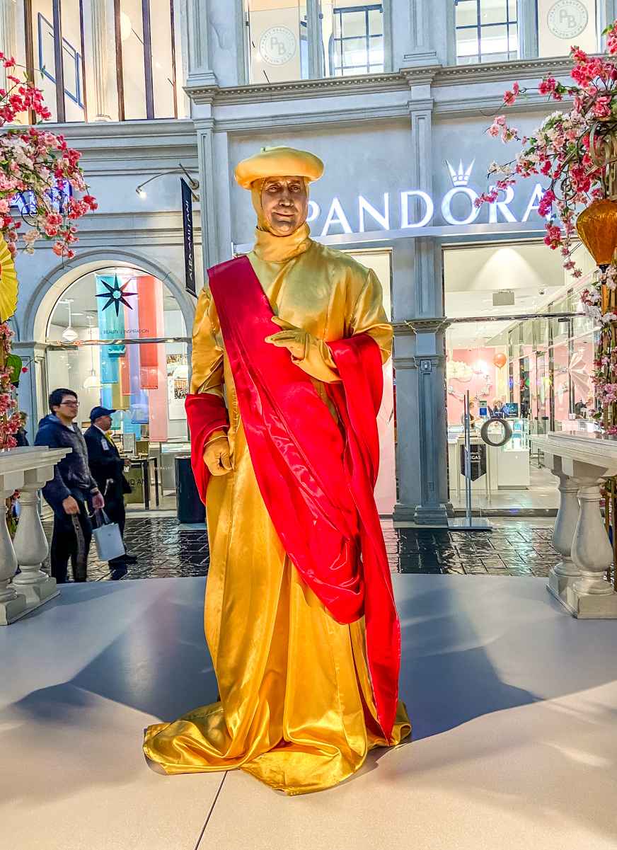 30 Best FREE Things to Do In Vegas 2025 (Free Attractions) 5 streetmosphere at the venetian las vegas