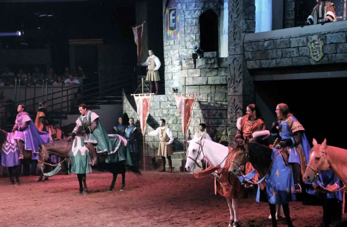 The 6 Best Las Vegas Dinner Shows (Delicious Vegas Fun!) 3 Tournament of Kings Dinner Theater at Excalibur in Las Vegas