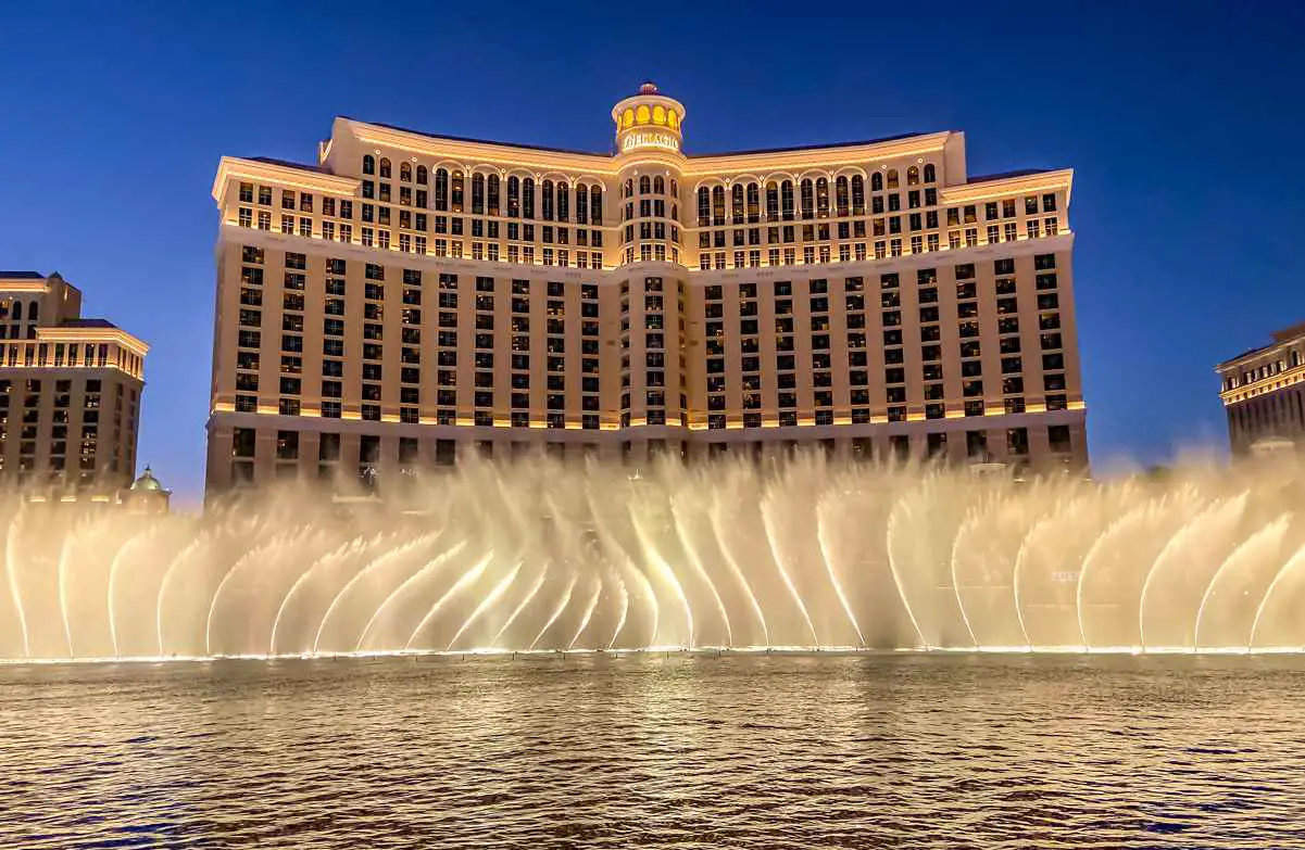 Where to Watch the Bellagio Fountain Show. Best places and restaurants to enjoy the fountains.