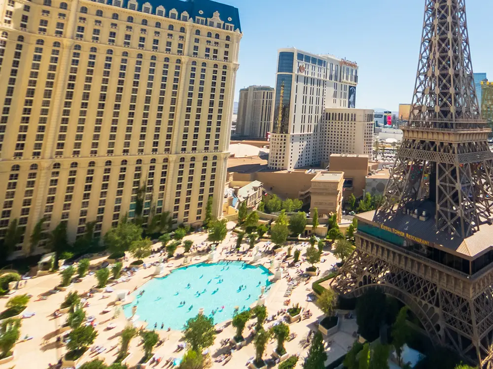 Is the Paris Las Vegas pool open year-round?