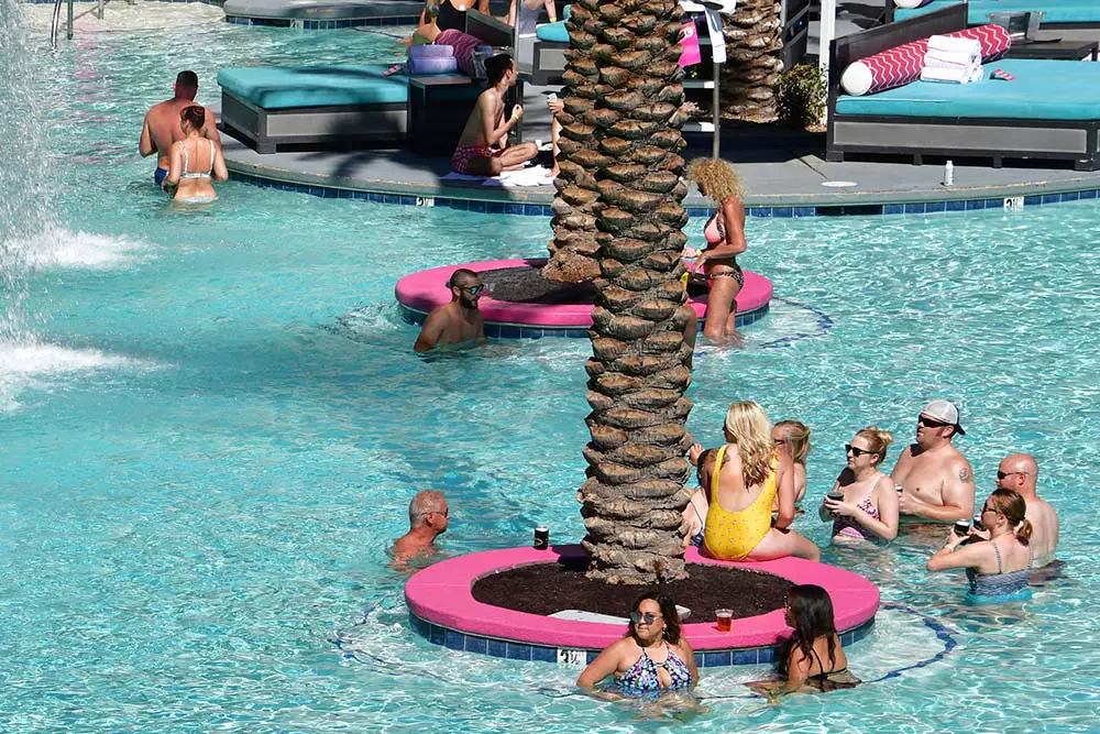 Vegas pool: why do vegas pools close early