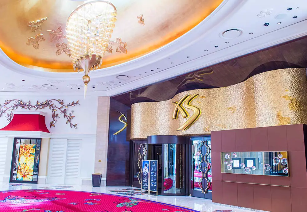XS Nightclub Dress Code (What to Wear - XS Las Vegas) 1 XS nightclub entrance: You must adhere to the dress code to get in