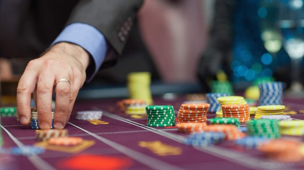 21 Reasons Why Las Vegas is Soooooo Worth Visiting! 15 Man gaming in casino in Las Vegas