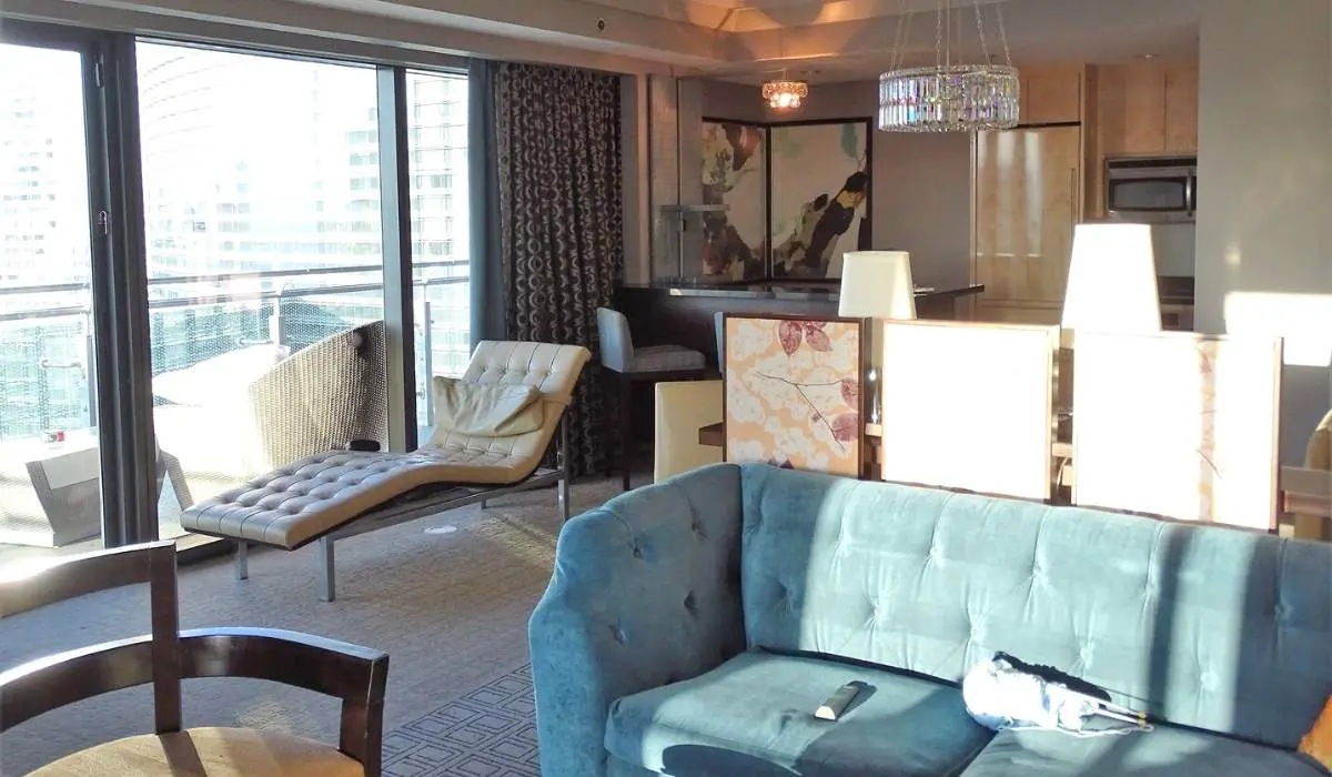 14 Las Vegas Hotels with Balconies (Hotel Rooms On or Near Strip) 14 Sliding glass door to balcony: hotels with balcony las vegas
