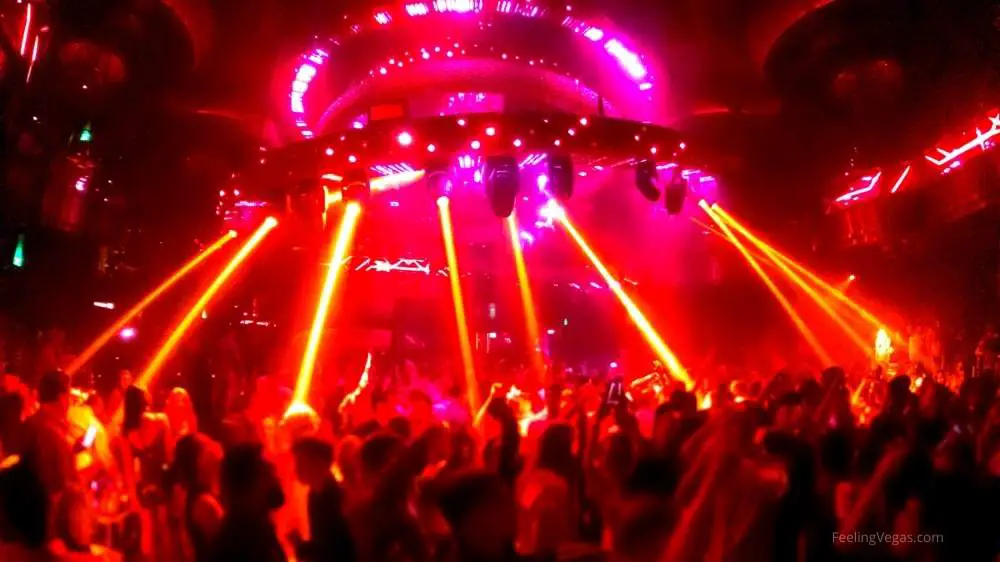 21 Reasons Why Las Vegas is Soooooo Worth Visiting! 8 Tourists partying at a Las Vegas nightclub