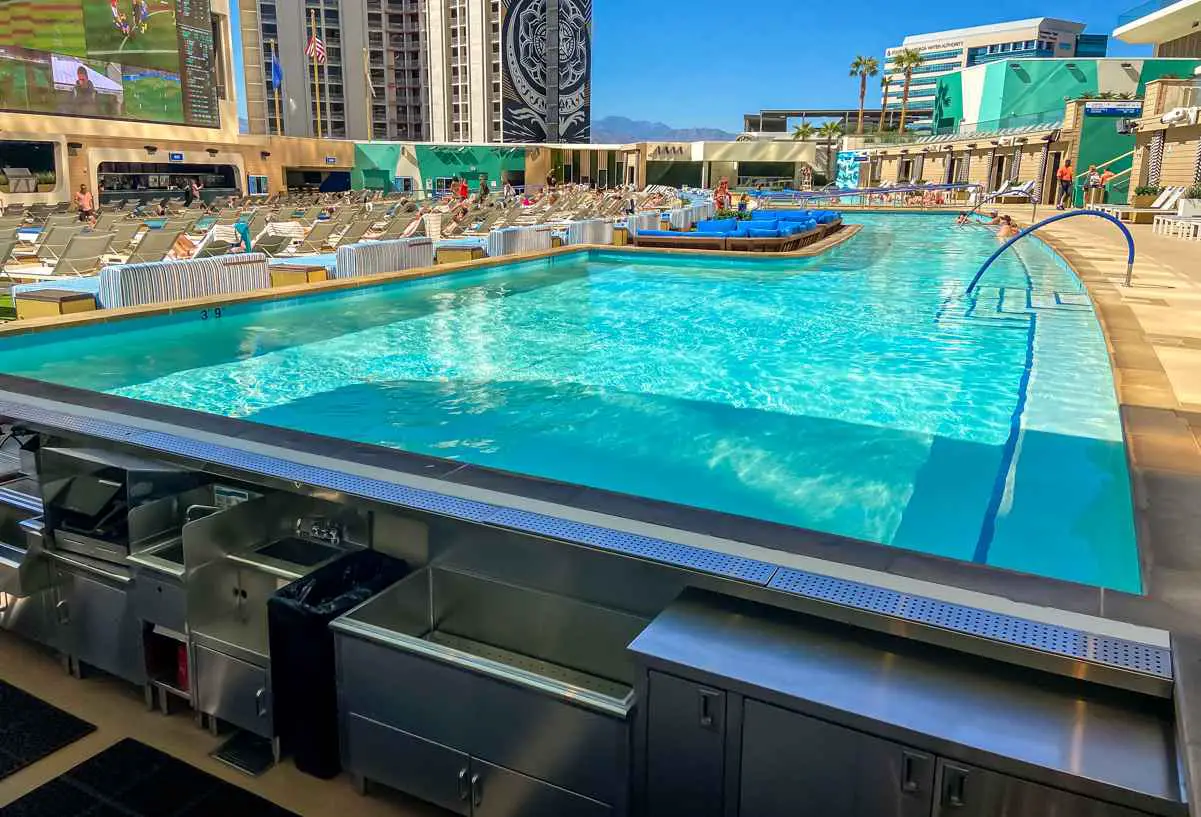 Circa Pool: 21 Things to Know About Stadium Swim (Las Vegas) 6 A swim up bar at Stadium Swim.