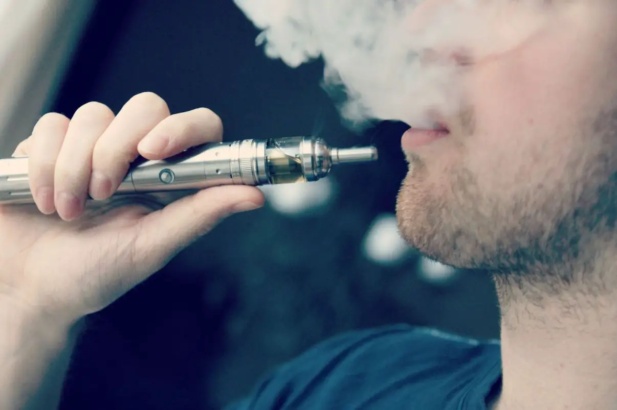 Can You Vape in Las Vegas Hotel Rooms? (What You Need To Know) 2 Vaping in Las Vegas hotel room