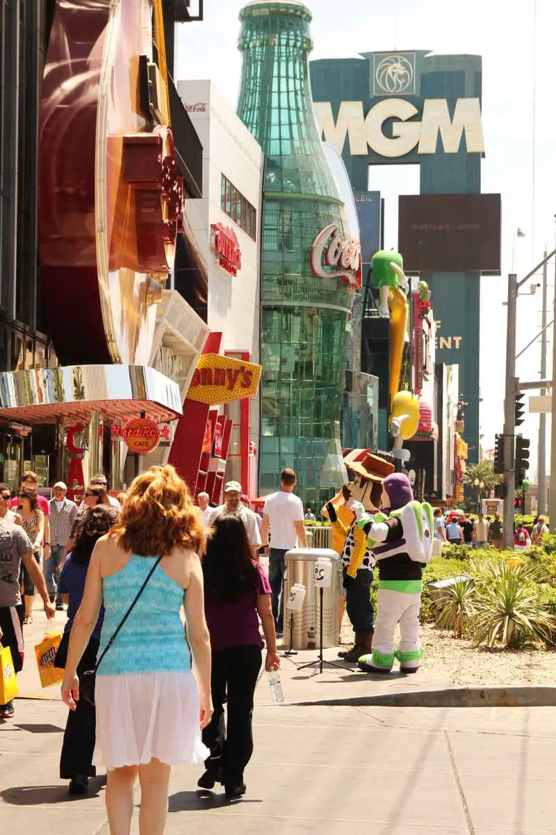 Will You Have To Do a Lot of Walking in Vegas? (Answered) 2 Walking the Las Vegas Strip