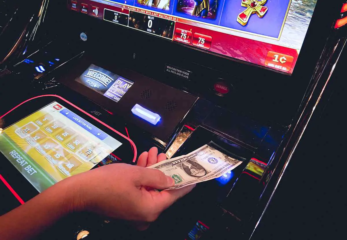 do slot machines in vegas take cash