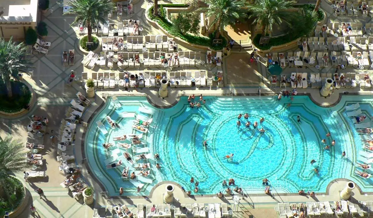does the palazzo pool get sun