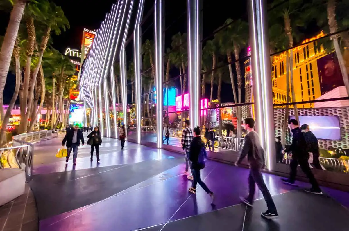 How Long Does It Take to Walk the Whole Vegas Strip? (Answered) 2 how long to walk the vegas strip