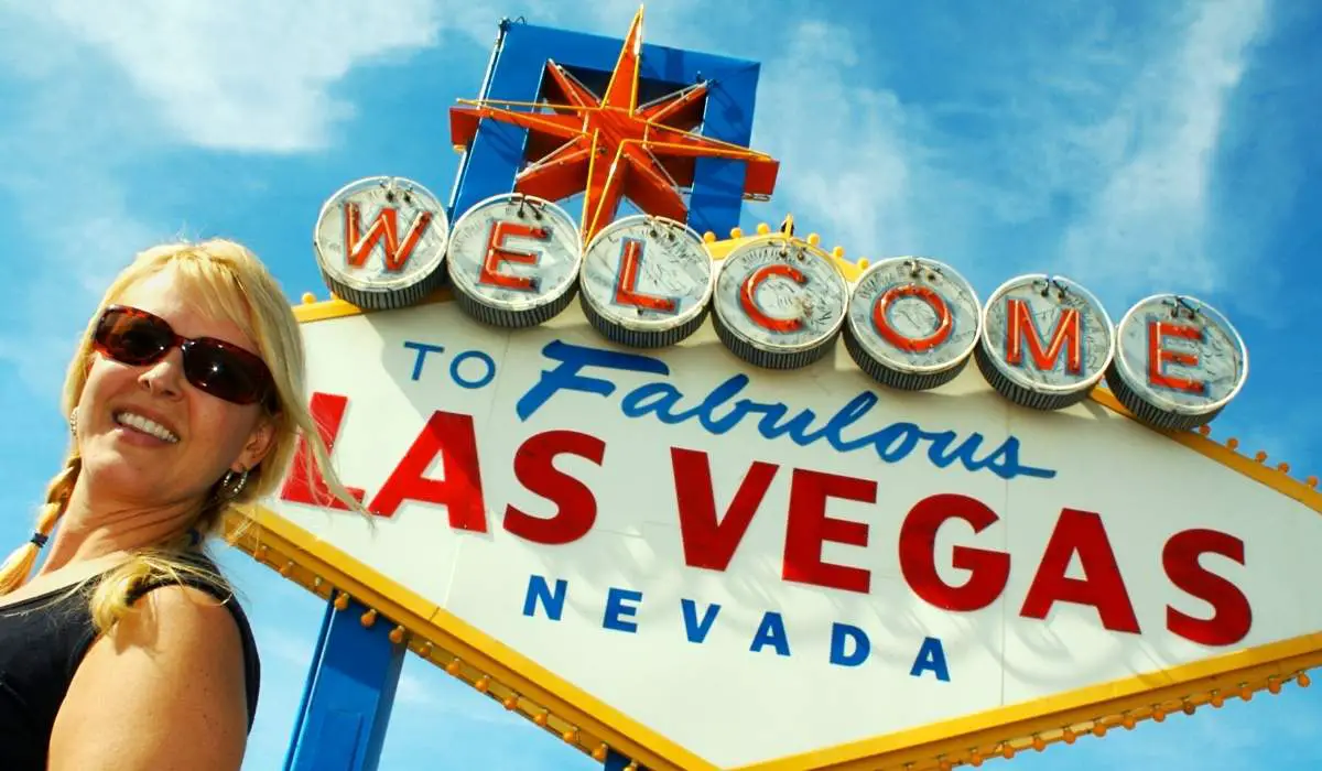 Woman at Las Vegas sign: Is it safe to walk in Vegas alone