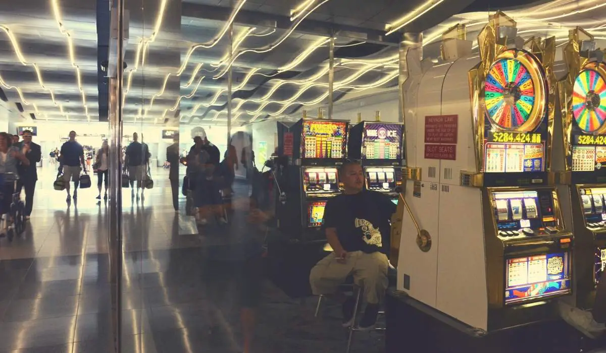 Where You CAN Smoke in The Las Vegas Airport (Explained) 3 Smoking is allowed at several enclosed gaming lounges at the Las Vegas Airport