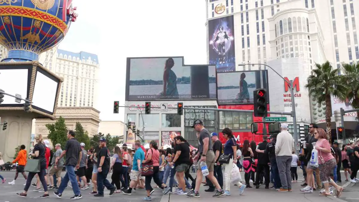 How Long Does It Take to Walk the Whole Vegas Strip? (Answered) 3 crowd of tourists walking the Las Vegas Strip
