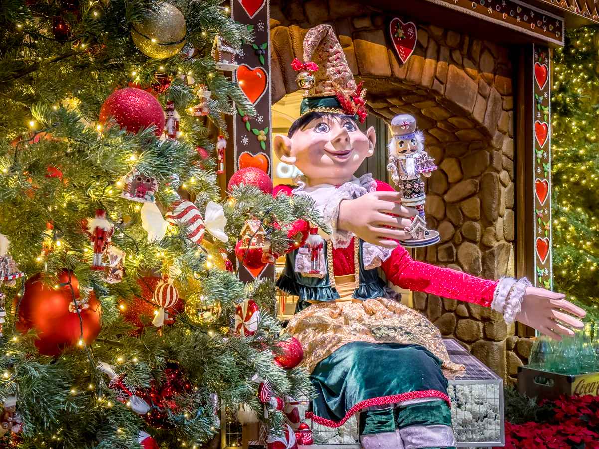 2022 Bellagio Conservatory Christmas (Photo Gallery) 18 Elves make gingerbread cookies in their workshop, Bellagio Conservatory, Christmas, 2022