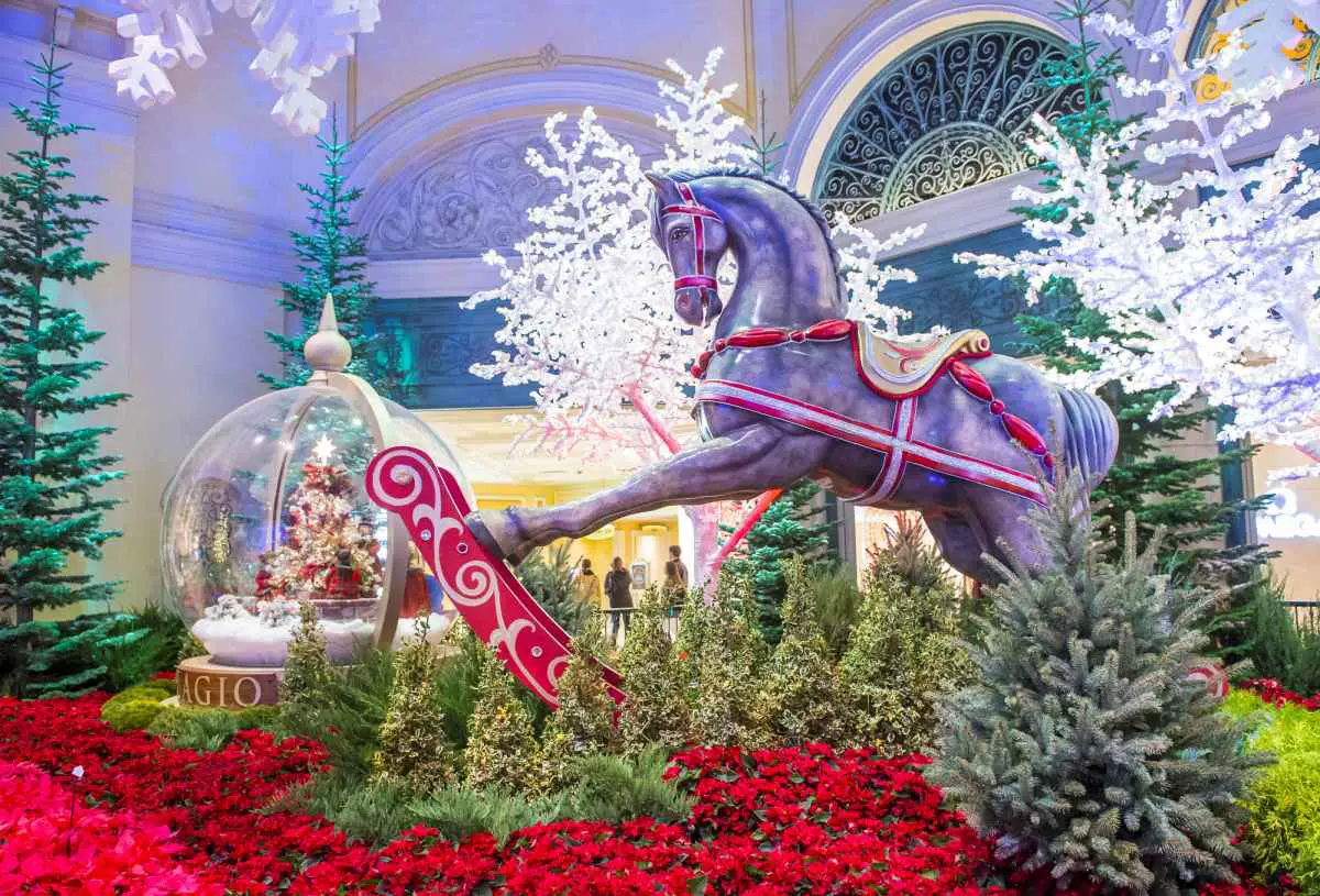 21+ Reasons It's Worth Going to Las Vegas in December☀️ 6 bellagio conservatory winter