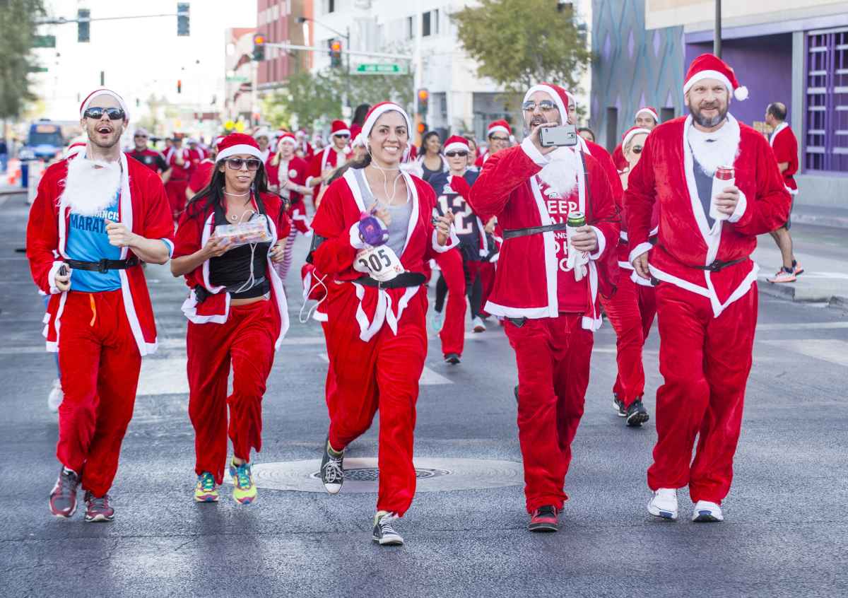 21+ Reasons It's Worth Going to Las Vegas in December☀️ 2 las vegas santa run in December