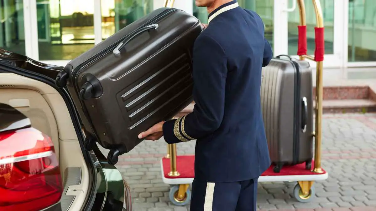 Tipping Etiquette in Las Vegas (Ultimate Vegas Tip Guide) 5 How Much to Tip a Bellman in Las Vegas