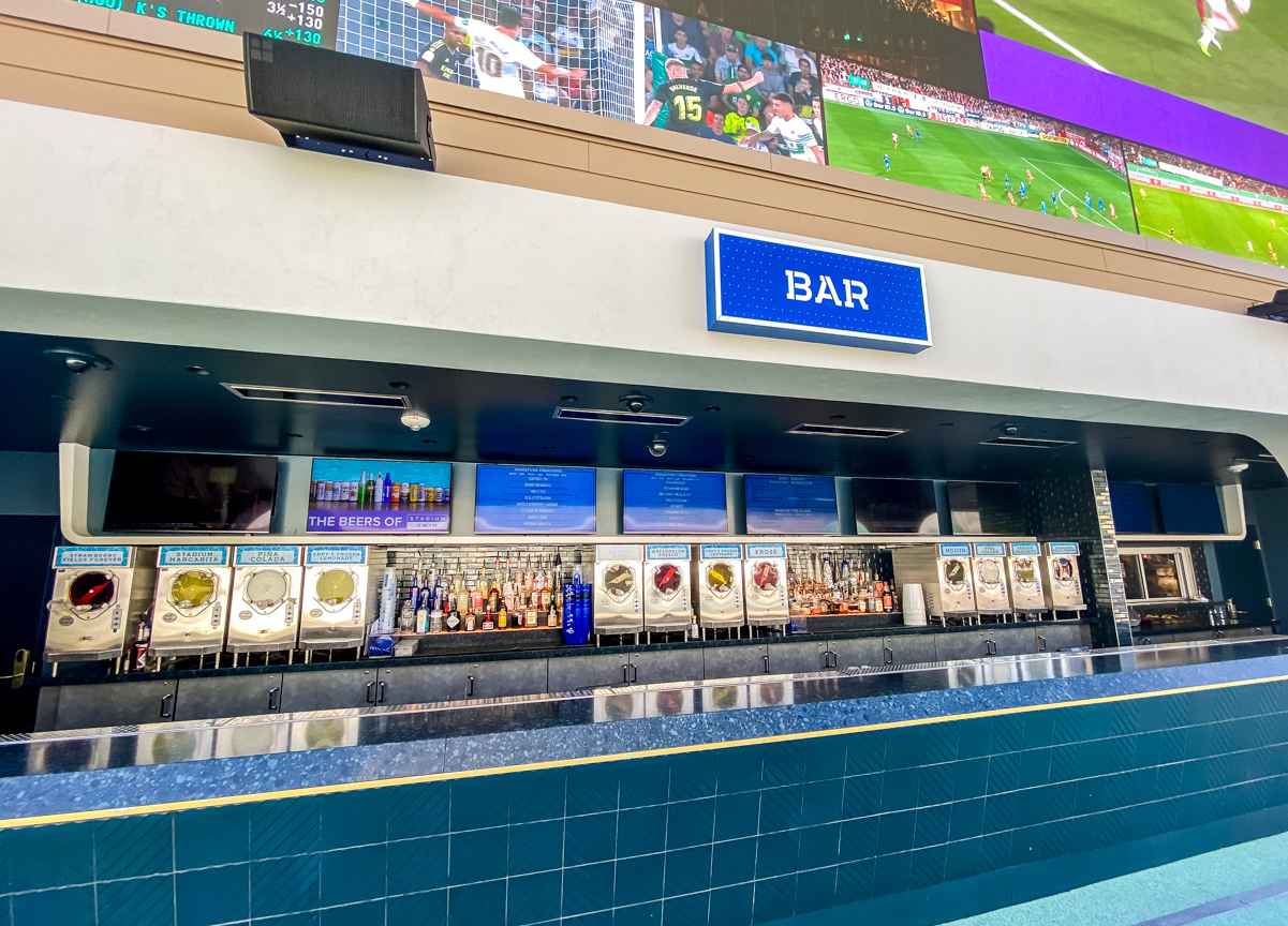 Vegas Hotels: Can You Bring Your Own Alcohol? (Explained) 4 Circa pool bar