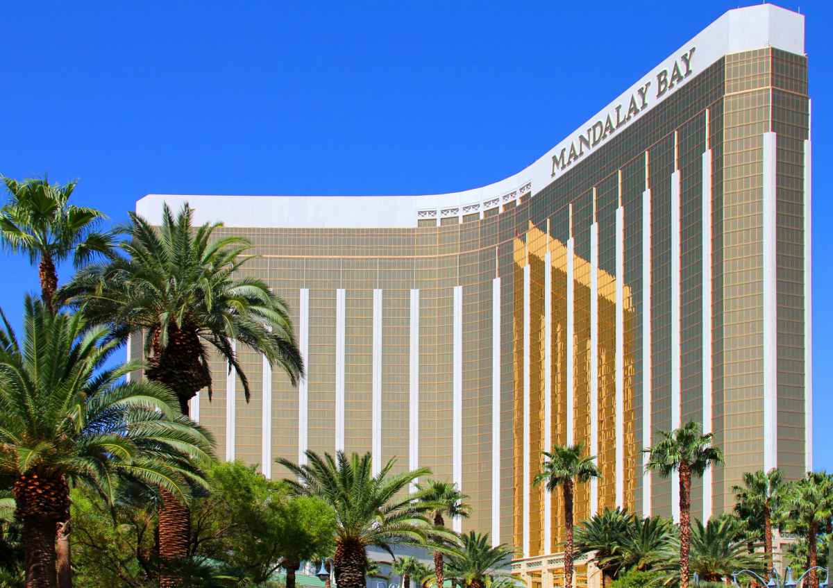 How long it takes to walk from Mandalay Bay to the Bellagio