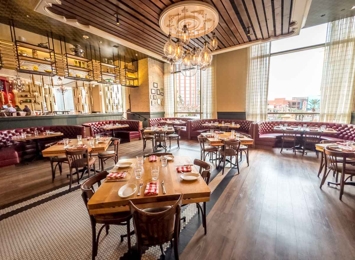 19 Best Restaurants in Venetian Palazzo (Casual to Fine Dining) 3 Buddy V's Ristorante interior Venetian