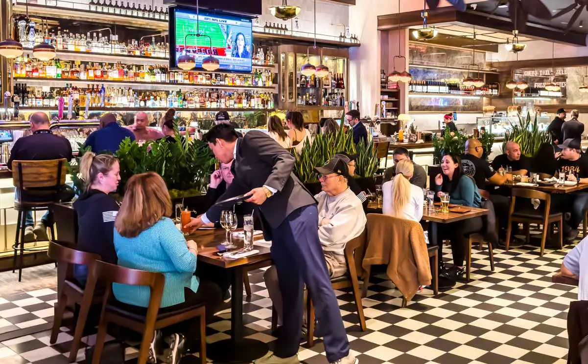 19 Best Restaurants in Venetian Palazzo (Casual to Fine Dining) 33 Sugarcane Raw Bar Grill dinning room