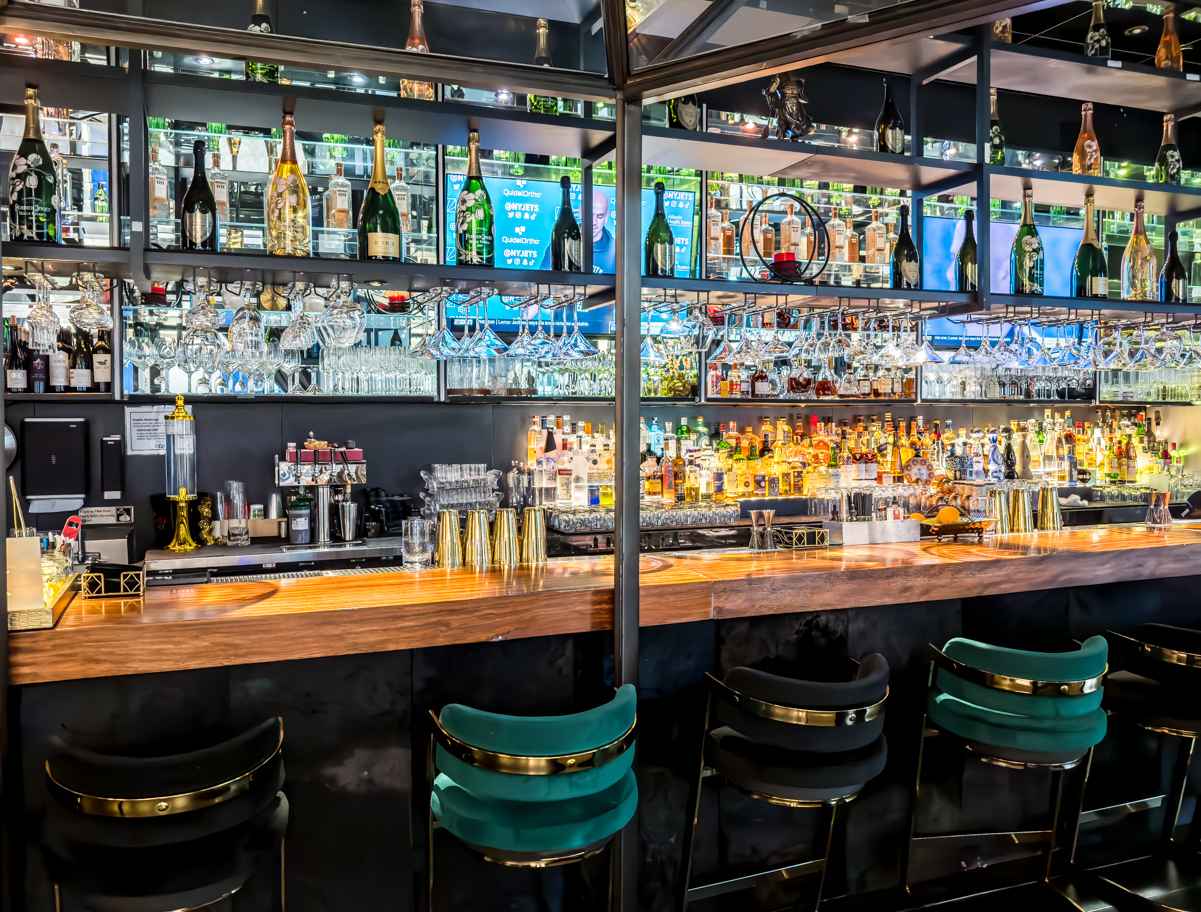 19 Best Restaurants in Venetian Palazzo (Casual to Fine Dining) 9 The bar inside The X Pot