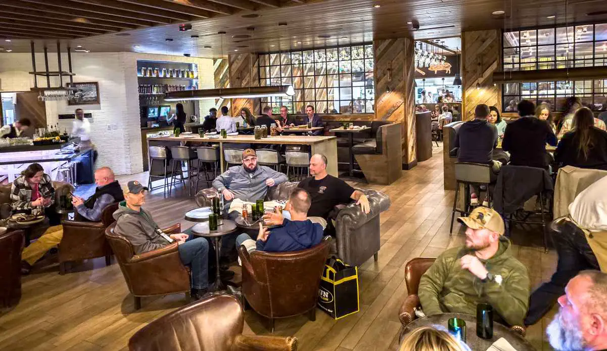19 Best Restaurants in Venetian Palazzo (Casual to Fine Dining) 31 Yardbird Table & Bar interior