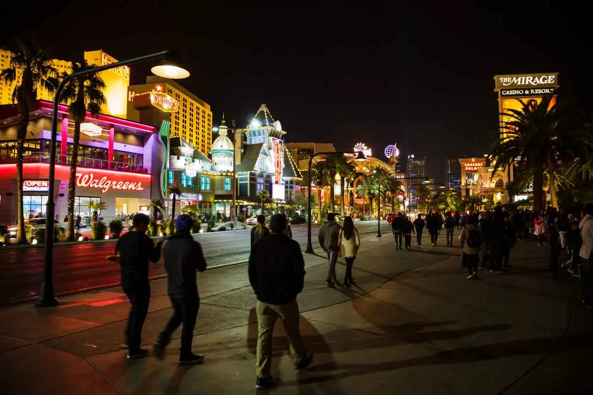The Length of the Las Vegas Strip and Its Walkability 6 Exploring the Las Vegas Strip