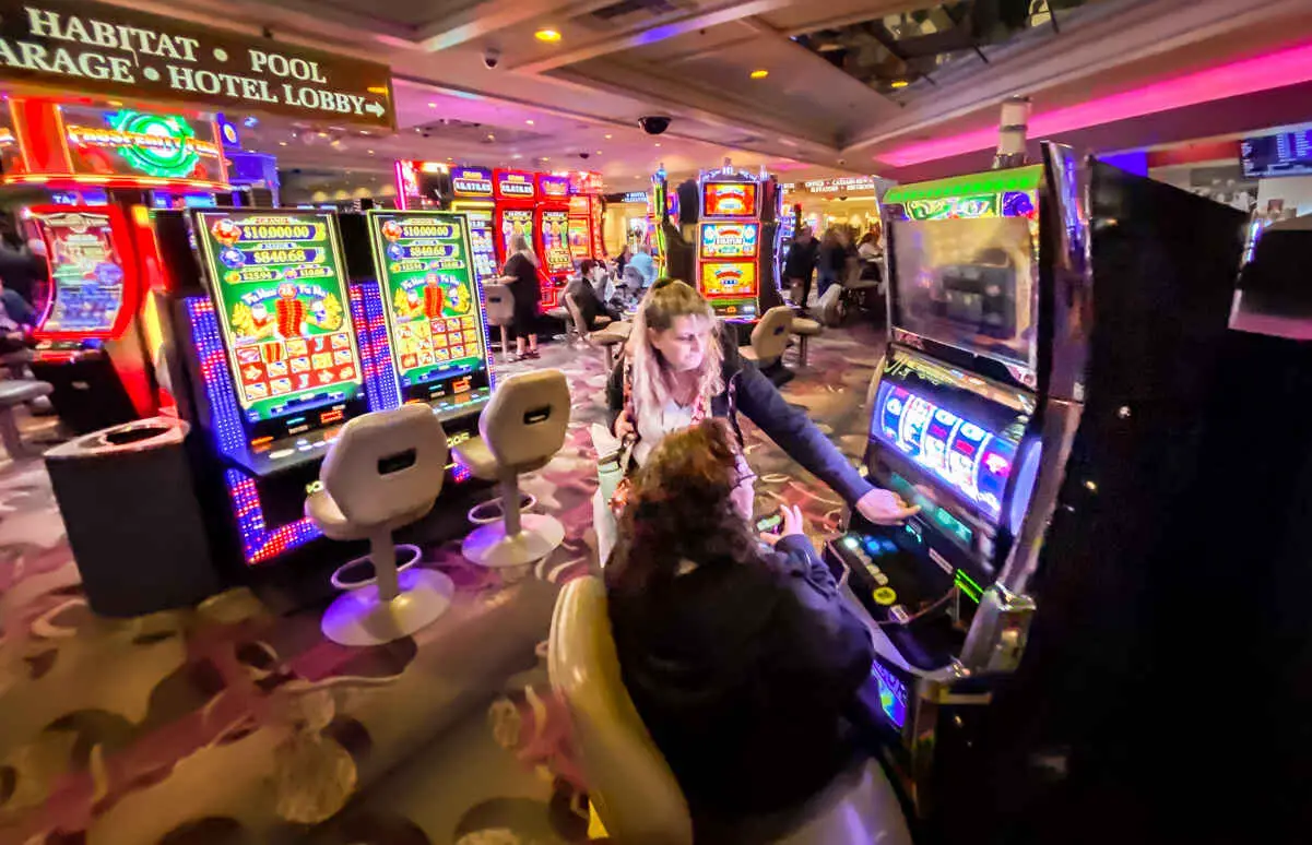 Is It Cold Inside Vegas Casinos? (Las Vegas Casino Temperature) 3 How Cold Is It Inside Vegas Casinos During the Summer