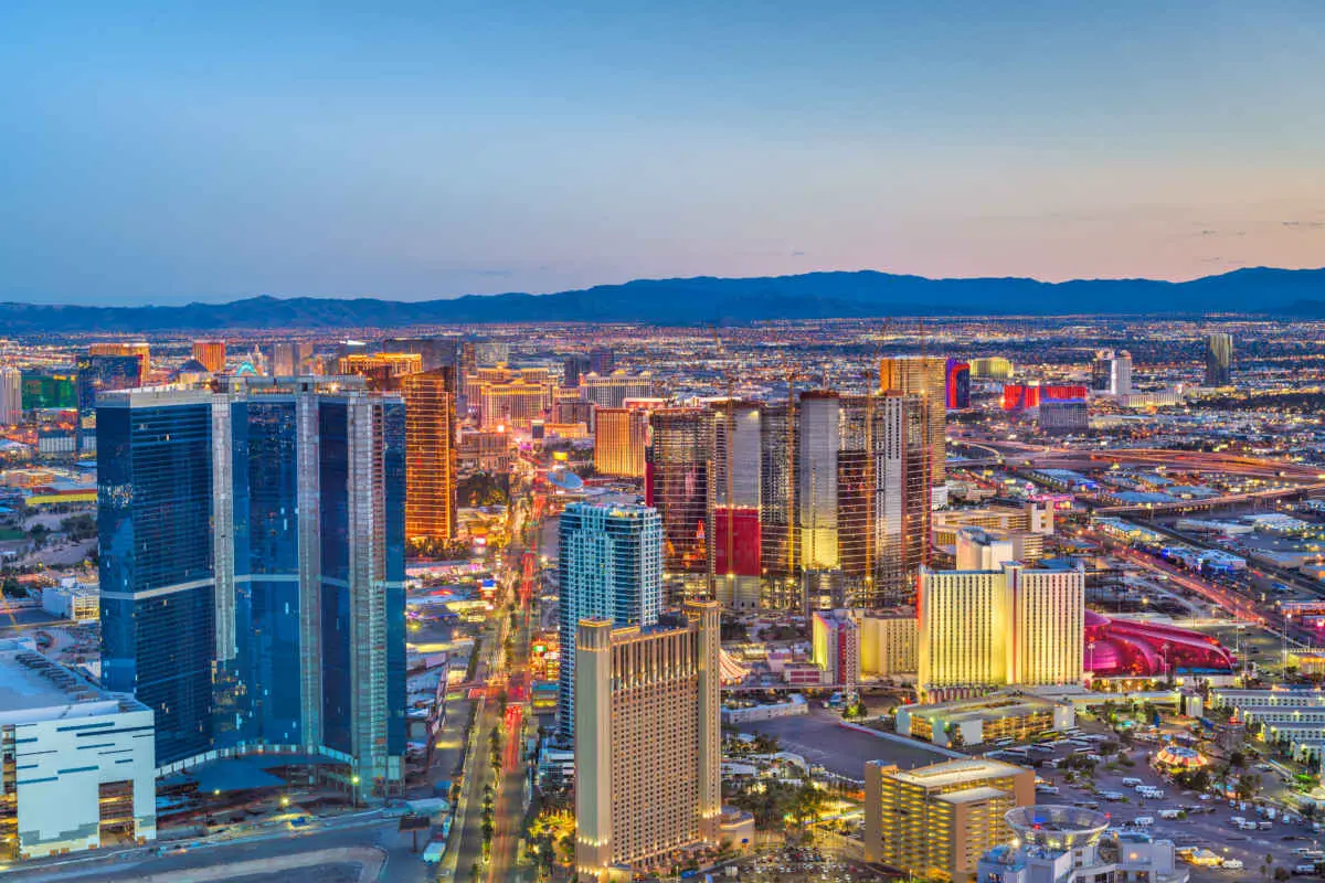 How To Choose a Hotel in Las Vegas (Your Ultimate Guide) 2 Hotels on The Las Vegas Strip